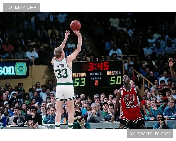 伯德以单打拉开空间并策应提升效率，较库里更擅组织